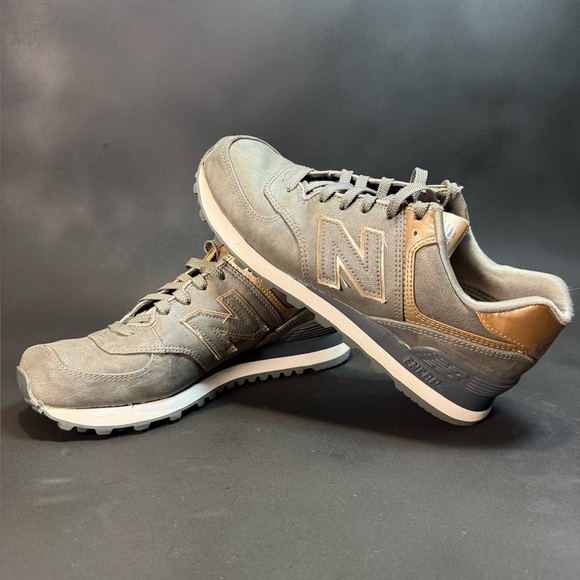 New Balance 574 Women Size 7.5 Sneaker Gray & Metallic Running Athletic Shoe - Picture 1 of 11